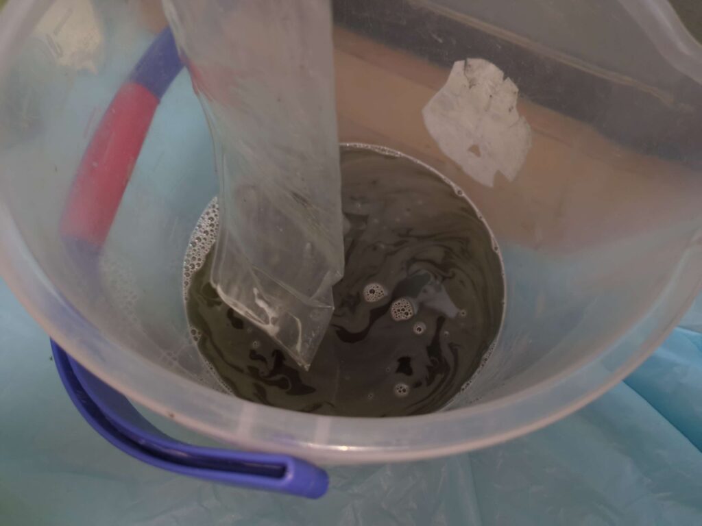 横浜市金沢区でダイキン製エアコンの分解洗浄後の黒くなった汚水の様子