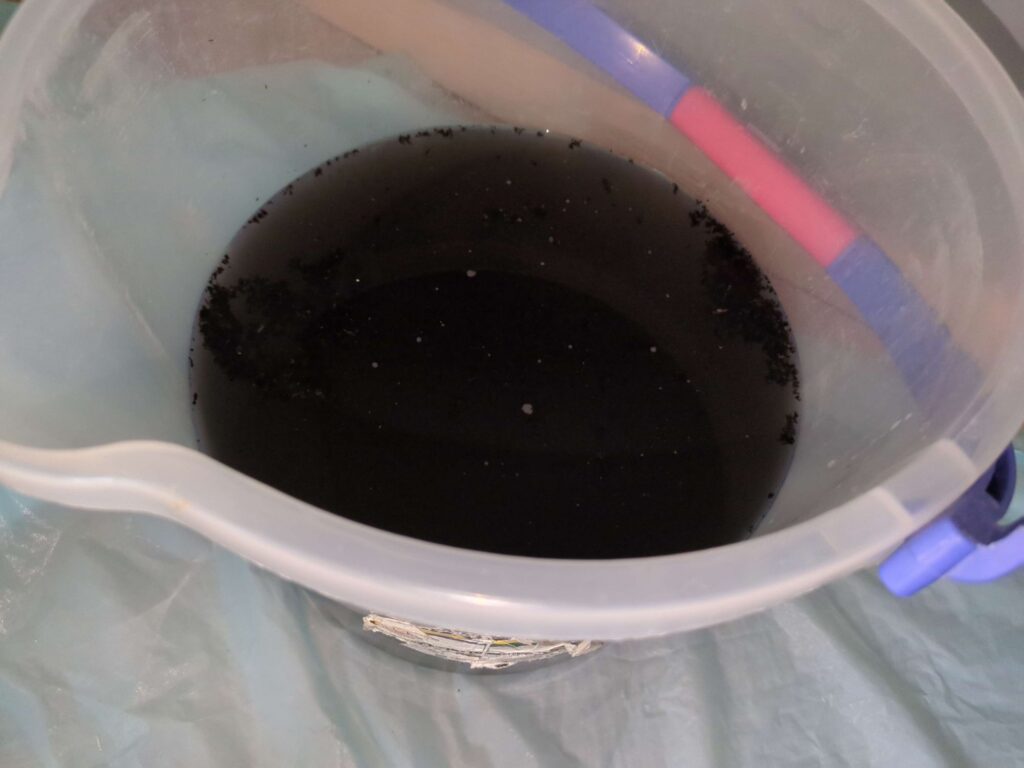 横浜市緑区で三菱電機製お掃除機能付きエアコンの分解洗浄後の黒カビで真っ黒な汚水