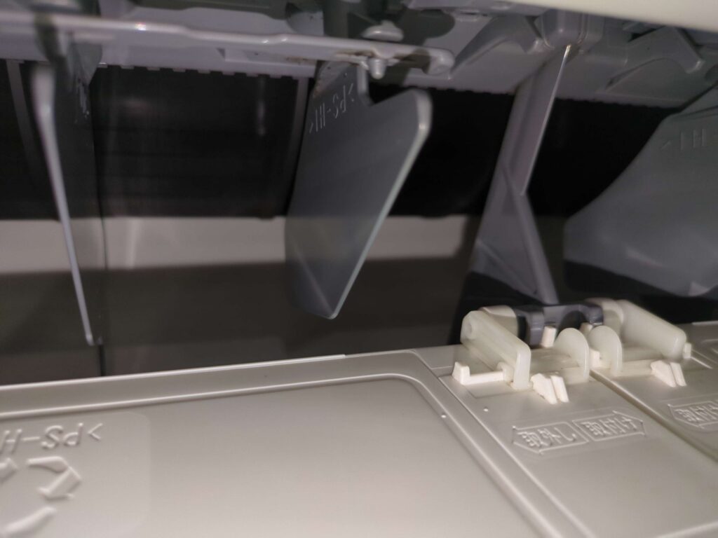 横浜市緑区で三菱電機製お掃除機能付きエアコンの分解洗浄後のピカピカになった送風口