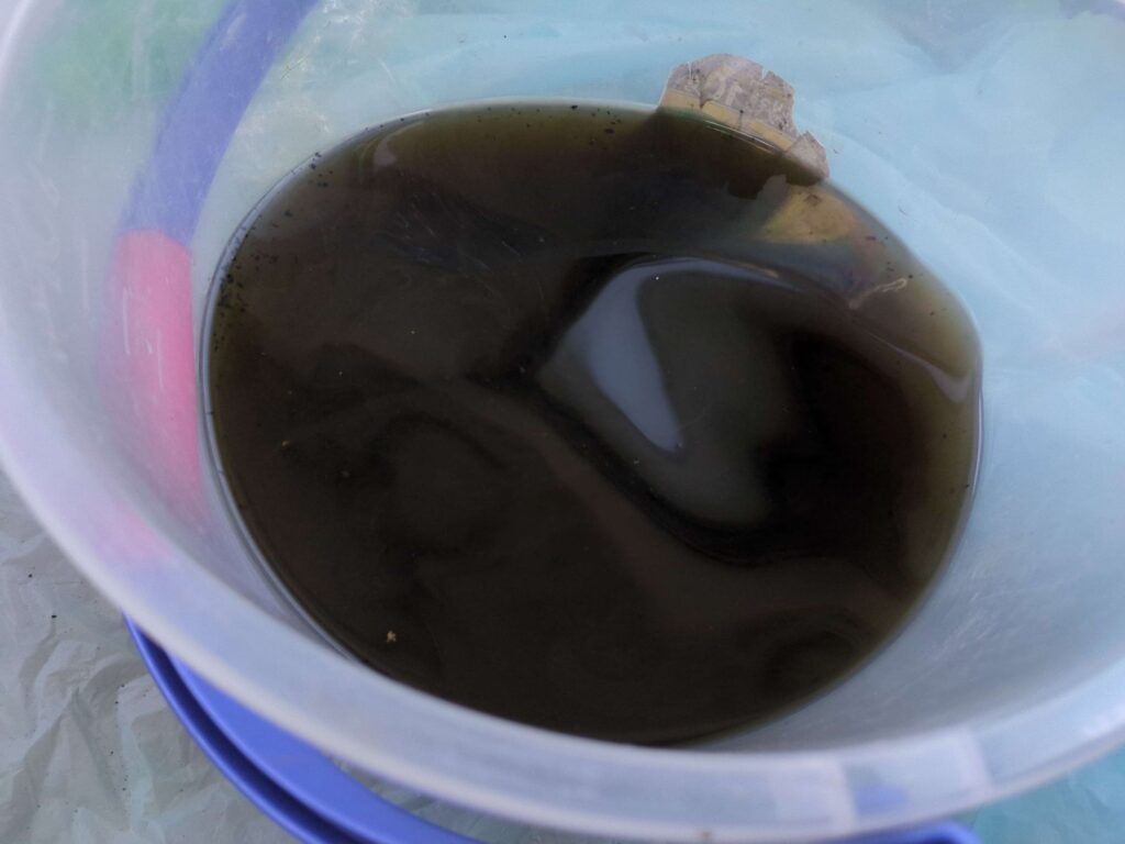 横浜市中区でパナソニック製エアコンの分解洗浄後の黒カビとヤニで黒くなった汚水