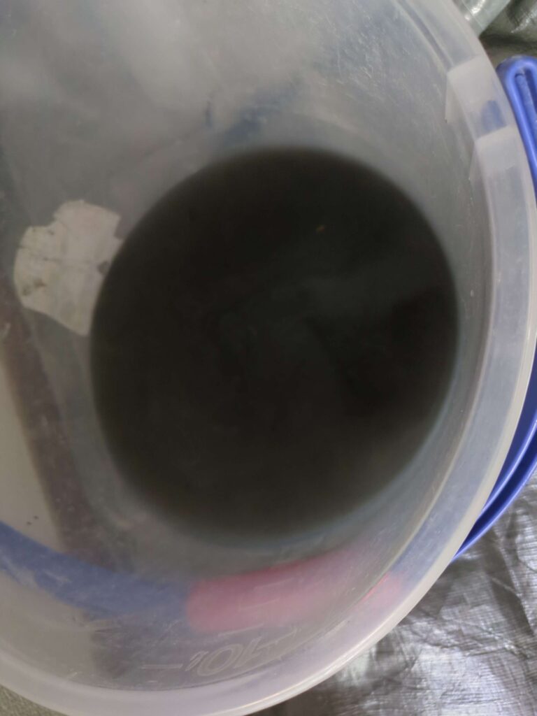 川崎市川崎区でパナソニック製スタンダードエアコンのエアコン分解洗浄後の黒カビで真っ黒な汚水